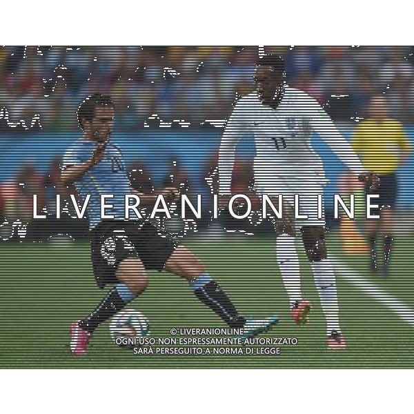 (140619) -- SAO PAULO, June 19, 2014 () -- England\'s Danny Welbeck (R) defends against Uruguay\'s Alvaro Gonzalez during a Group D match between Uruguay and England of 2014 FIFA World Cup at the Arena de Sao Paulo Stadium in Sao Paulo, Brazil, June 19, 2014.(/Li Ga)(pcy) 2014 FIFA World Cup Brazil Group D match between Uruguay and England at Arena de Sao Paulo on June 19, 2014 in Sao Paulo, Brazil. ©photoshot/Agenzia Aldo Liverani sas - ITALY ONLY - EDITORIAL USE ONLY