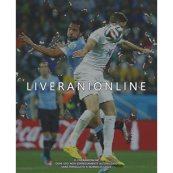 (140619) -- SAO PAULO, June 19, 2014 () -- Uruguay\'s Alvaro Gonzalez vies with England\'s Jordan Henderson during a Group D match between Uruguay and England of 2014 FIFA World Cup at the Arena de Sao Paulo Stadium in Sao Paulo, Brazil, June 19, 2014.(/Chen Jianli)(rh) 2014 FIFA World Cup Brazil Group D match between Uruguay and England at Arena de Sao Paulo on June 19, 2014 in Sao Paulo, Brazil. ©photoshot/Agenzia Aldo Liverani sas - ITALY ONLY - EDITORIAL USE ONLY