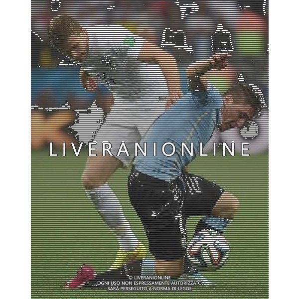 (140619) -- SAO PAULO, June 19, 2014 () -- England\'s Jordan Henderson (L) vies with Uruguay\'s Cristian Rodriguez during a Group D match between Uruguay and England of 2014 FIFA World Cup at the Arena de Sao Paulo Stadium in Sao Paulo, Brazil, June 19, 2014.(/Li Ga)(pcy) 2014 FIFA World Cup Brazil Group D match between Uruguay and England at Arena de Sao Paulo on June 19, 2014 in Sao Paulo, Brazil. ©photoshot/Agenzia Aldo Liverani sas - ITALY ONLY - EDITORIAL USE ONLY