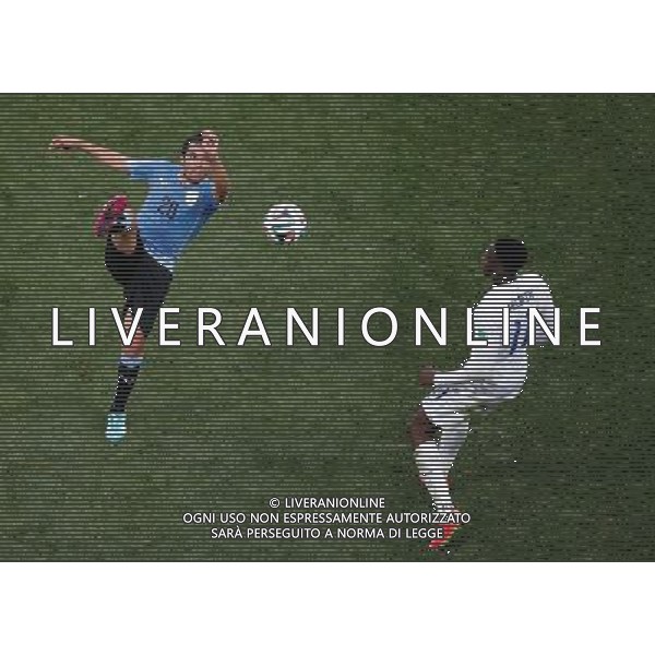 (140619) -- SAO PAULO, June 19, 2014 () -- Uruguay\'s Alvaro Gonzalez vies with England\'s Danny Welbeck during a Group D match between Uruguay and England of 2014 FIFA World Cup at the Arena de Sao Paulo Stadium in Sao Paulo, Brazil, June 19, 2014.(/Liao Yujie)(rh) 2014 FIFA World Cup Brazil Group D match between Uruguay and England at Arena de Sao Paulo on June 19, 2014 in Sao Paulo, Brazil. ©photoshot/Agenzia Aldo Liverani sas - ITALY ONLY - EDITORIAL USE ONLY