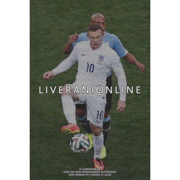 (140619) -- SAO PAULO, June 19, 2014 () -- England\'s Wayne Rooney controls the ball during a Group D match between Uruguay and England of 2014 FIFA World Cup at the Arena de Sao Paulo Stadium in Sao Paulo, Brazil, June 19, 2014.(/Liao Yujie)(rh) 2014 FIFA World Cup Brazil Group D match between Uruguay and England at Arena de Sao Paulo on June 19, 2014 in Sao Paulo, Brazil. ©photoshot/Agenzia Aldo Liverani sas - ITALY ONLY - EDITORIAL USE ONLY