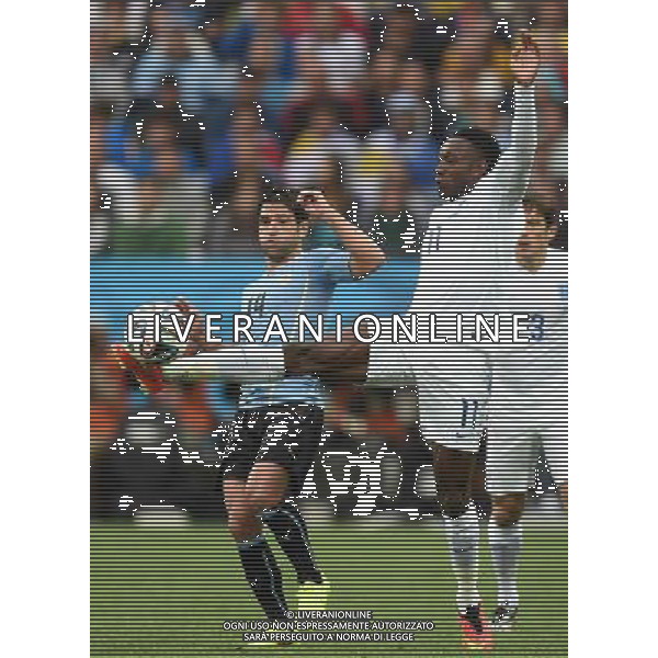 (140619) -- SAO PAULO, June 19, 2014 () -- Uruguay\'s Nicolas Lodeiro (L) vies with England\'s Danny Welbeck during a Group D match between Uruguay and England of 2014 FIFA World Cup at the Arena de Sao Paulo Stadium in Sao Paulo, Brazil, June 19, 2014.(/Li Ga)(pcy) 2014 FIFA World Cup Brazil Group D match between Uruguay and England at Arena de Sao Paulo on June 19, 2014 in Sao Paulo, Brazil. ©photoshot/Agenzia Aldo Liverani sas - ITALY ONLY - EDITORIAL USE ONLY