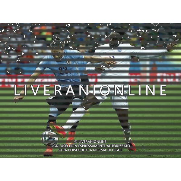 (140619) -- SAO PAULO, June 19, 2014 () -- Uruguay\'s Martin Caceres vies with England\'s Danny Welbeck during a Group D match between Uruguay and England of 2014 FIFA World Cup at the Arena de Sao Paulo Stadium in Sao Paulo, Brazil, June 19, 2014.(/Chen Jianli)(rh) 2014 FIFA World Cup Brazil Group D match between Uruguay and England at Arena de Sao Paulo on June 19, 2014 in Sao Paulo, Brazil. ©photoshot/Agenzia Aldo Liverani sas - ITALY ONLY - EDITORIAL USE ONLY