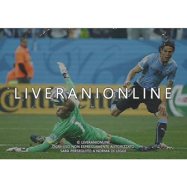 (140619) -- SAO PAULO, June 19, 2014 () -- Uruguay\'s Edinson Cavani shoots the ball during a Group D match between Uruguay and England of 2014 FIFA World Cup at the Arena de Sao Paulo Stadium in Sao Paulo, Brazil, June 19, 2014.(/Chen Jianli)(rh) 2014 FIFA World Cup Brazil Group D match between Uruguay and England at Arena de Sao Paulo on June 19, 2014 in Sao Paulo, Brazil. ©photoshot/Agenzia Aldo Liverani sas - ITALY ONLY - EDITORIAL USE ONLY
