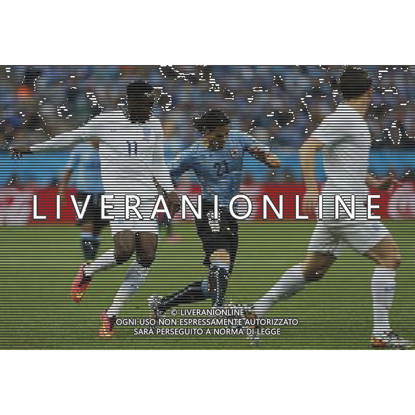 (140619) -- SAO PAULO, June 19, 2014 () -- Uruguay\'s Edinson Cavani (C) vies with England\'s Danny Welbeck (L) during a Group D match between Uruguay and England of 2014 FIFA World Cup at the Arena de Sao Paulo Stadium in Sao Paulo, Brazil, June 19, 2014.(/Zhou Lei)(pcy) 2014 FIFA World Cup Brazil Group D match between Uruguay and England at Arena de Sao Paulo on June 19, 2014 in Sao Paulo, Brazil. ©photoshot/Agenzia Aldo Liverani sas - ITALY ONLY - EDITORIAL USE ONLY