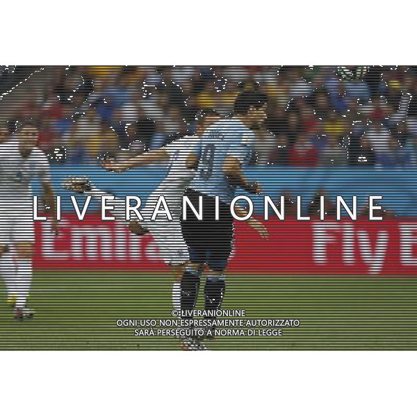 (140619) -- SAO PAULO, June 19, 2014 () -- Uruguay\'s Luis Suarez (R) heads a goal during a Group D match between Uruguay and England of 2014 FIFA World Cup at the Arena de Sao Paulo Stadium in Sao Paulo, Brazil, June 19, 2014.(/Zhou Lei)(pcy) 2014 FIFA World Cup Brazil Group D match between Uruguay and England at Arena de Sao Paulo on June 19, 2014 in Sao Paulo, Brazil. ©photoshot/Agenzia Aldo Liverani sas - ITALY ONLY - EDITORIAL USE ONLY