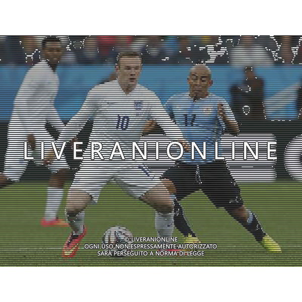 (140619) -- SAO PAULO, June 19, 2014 () -- England\'s Wayne Rooney (L) vies with Uruguay\'s Egidio Arevalo Rios during a Group D match between Uruguay and England of 2014 FIFA World Cup at the Arena de Sao Paulo Stadium in Sao Paulo, Brazil, June 19, 2014.(/Zhou Lei)(pcy) 2014 FIFA World Cup Brazil Group D match between Uruguay and England at Arena de Sao Paulo on June 19, 2014 in Sao Paulo, Brazil. ©photoshot/Agenzia Aldo Liverani sas - ITALY ONLY - EDITORIAL USE ONLY