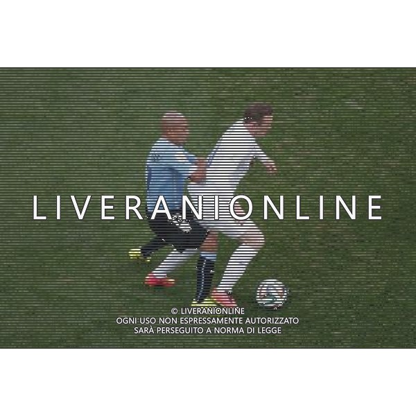 (140619) -- SAO PAULO, June 19, 2014 () -- Uruguay\'s Egidio Arevalo Rios vies with England\'s Wayne Rooney during a Group D match between Uruguay and England of 2014 FIFA World Cup at the Arena de Sao Paulo Stadium in Sao Paulo, Brazil, June 19, 2014.(/Liao Yujie)(rh) 2014 FIFA World Cup Brazil Group D match between Uruguay and England at Arena de Sao Paulo on June 19, 2014 in Sao Paulo, Brazil. ©photoshot/Agenzia Aldo Liverani sas - ITALY ONLY - EDITORIAL USE ONLY