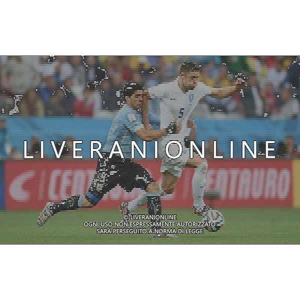 (140619) -- SAO PAULO, June 19, 2014 () -- Uruguay\'s Luis Suarez (L) attempts to hamper the attack of England\'s Gary Cahill during a Group D match between Uruguay and England of 2014 FIFA World Cup at the Arena de Sao Paulo Stadium in Sao Paulo, Brazil, June 19, 2014.Uruguay won 2-1 over England on Thursday.(/Li Ga)(pcy) ©photoshot/Agenzia Aldo Liverani sas - ITALY ONLY - EDITORIAL USE ONLY