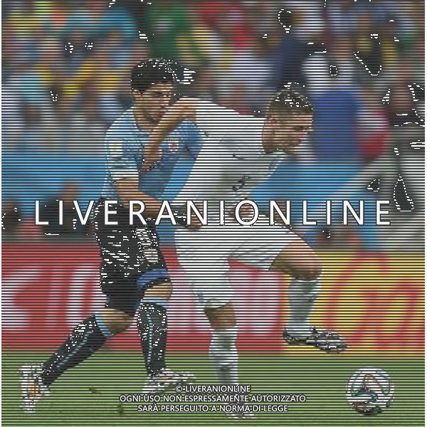 (140619) -- SAO PAULO, June 19, 2014 () -- Uruguay\'s Luis Suarez (L) attempts to hamper the attack of England\'s Gary Cahill during a Group D match between Uruguay and England of 2014 FIFA World Cup at the Arena de Sao Paulo Stadium in Sao Paulo, Brazil, June 19, 2014.Uruguay won 2-1 over England on Thursday.(/Li Ga)(pcy) ©photoshot/Agenzia Aldo Liverani sas - ITALY ONLY - EDITORIAL USE ONLY
