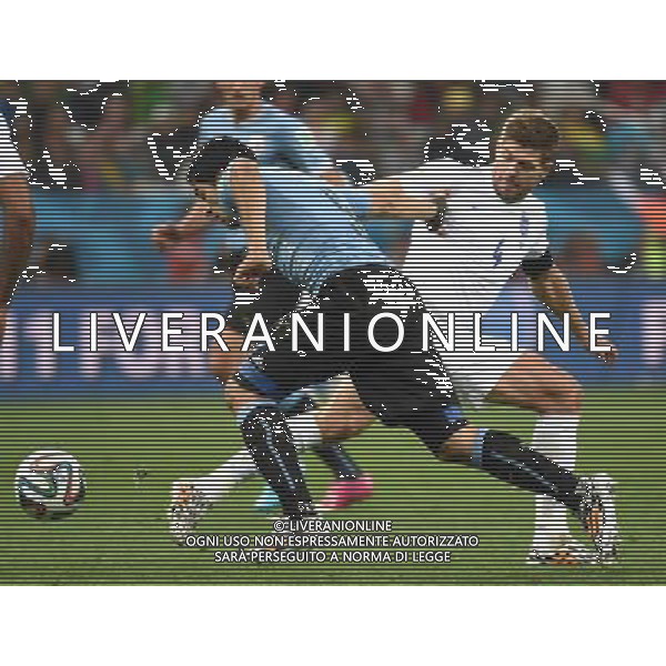 (140619) -- SAO PAULO, June 19, 2014 () -- Uruguay\'s Luis Suarez (L) vies with England\'s Steven Gerrard during a Group D match between Uruguay and England of 2014 FIFA World Cup at the Arena de Sao Paulo Stadium in Sao Paulo, Brazil, June 19, 2014.Uruguay won 2-1 over England on Thursday.(/Li Ga)(pcy) ©photoshot/Agenzia Aldo Liverani sas - ITALY ONLY - EDITORIAL USE ONLY