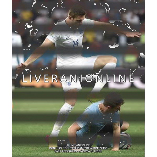 (140619) -- SAO PAULO, June 19, 2014 () -- England\'s Jordan Henderson (L) vies with Uruguay\'s Diego Godin during a Group D match between Uruguay and England of 2014 FIFA World Cup at the Arena de Sao Paulo Stadium in Sao Paulo, Brazil, June 19, 2014.(/Li Ga)(pcy) ©photoshot/Agenzia Aldo Liverani sas - ITALY ONLY - EDITORIAL USE ONLY