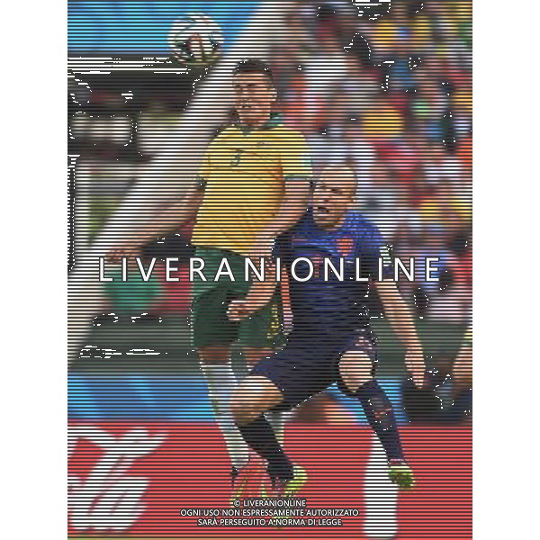 (140618) -- PORTO ALEGRE, June 18, 2014 () -- Netherlands\' Arjen Robben (R) competes for a header with Australia\'s Jason Davidson during a Group B match between Australia and Netherlands of 2014 FIFA World Cup at the Estadio Beira-Rio Stadium in Porto Alegre, Brazil, June 18, 2014. Netherlands won 3-2 over Australia on Wednesday. (/Li Ga)(pcy) ©photoshot/Agenzia Aldo Liverani sas - ITALY ONLY - EDITORIAL USE ONLY