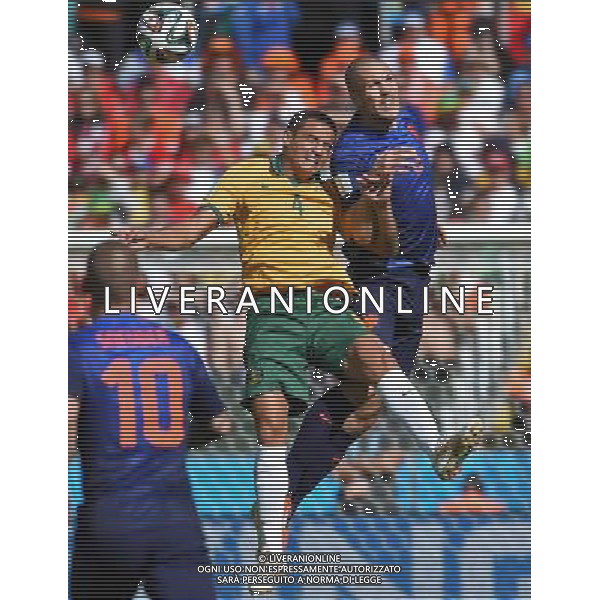 (140618) -- PORTO ALEGRE, June 18, 2014 () -- Australia\'s Tim Cahill (C) competes for a header with Netherlands\' Ron Vlaar during a Group B match between Australia and Netherlands of 2014 FIFA World Cup at the Estadio Beira-Rio Stadium in Porto Alegre, Brazil, June 18, 2014.Netherlands won 3-2 over Australia on Wednesday.(/Li Ga)(pcy) ©photoshot/Agenzia Aldo Liverani sas - ITALY ONLY - EDITORIAL USE ONLY