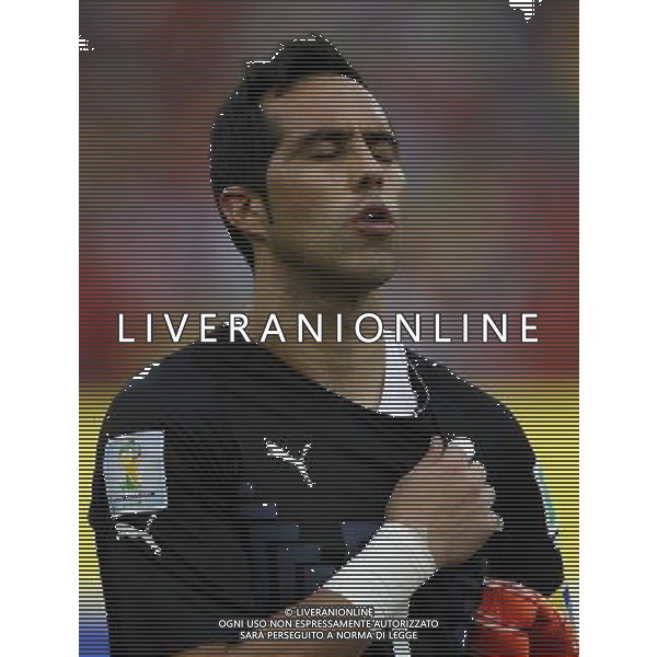 (140618) -- RIO DE JANEIRO, June 18, 2014 () -- Chile\'s goalkeeper Claudio Bravo sings the national anthem during a Group B match between Spain and Chile of 2014 FIFA World Cup at the Estadio do Maracana Stadium in Rio de Janeiro, Brazil, June 18, 2014.Chile won 2-0 over Spain on Wednesday. (/Wang Lili)(rh) ©photoshot/Agenzia Aldo Liverani sas - ITALY ONLY - EDITORIAL USE ONLY