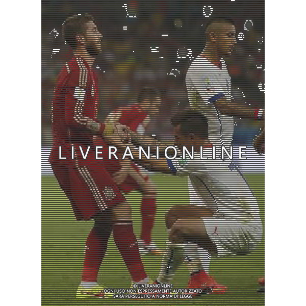 (140618) -- RIO DE JANEIRO, June 18, 2014 () -- Spain\'s Sergio Ramos (L) helps Chile\'s Eduardo Vargas get up during a Group B match between Spain and Chile of 2014 FIFA World Cup at the Estadio do Maracana Stadium in Rio de Janeiro, Brazil, June 18, 2014. Chile won 2-0 over Spain on Wednesday.(/Wang Lili)(pcy) ©photoshot/Agenzia Aldo Liverani sas - ITALY ONLY - EDITORIAL USE ONLY