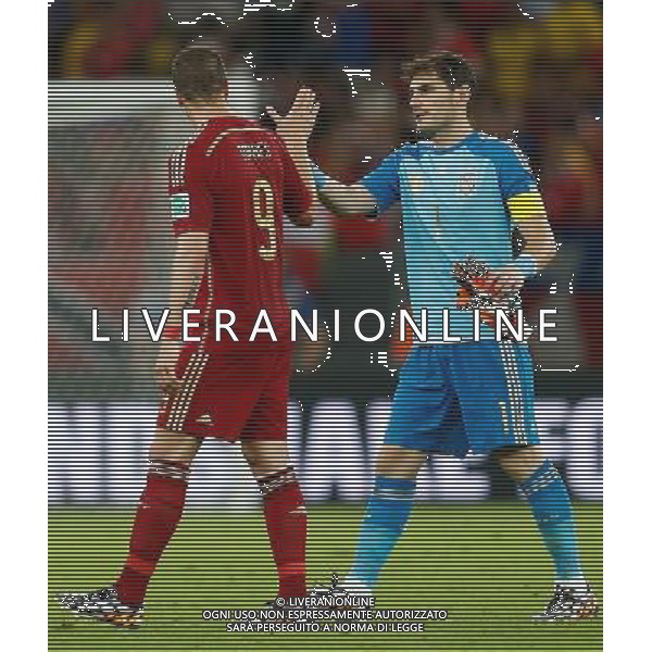 (140618) -- RIO DE JANEIRO, June 18, 2014 () -- Spain\'s goalkeeper Iker Casillas (R) claps Fernando Torres after a Group B match between Spain and Chile of 2014 FIFA World Cup at the Estadio do Maracana Stadium in Rio de Janeiro, Brazil, June 18, 2014. Chile won 2-0 over Spain on Wednesday.(/Wang Lili)(pcy) ©photoshot/Agenzia Aldo Liverani sas - ITALY ONLY - EDITORIAL USE ONLY