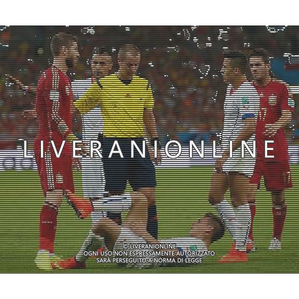 (140618) -- RIO DE JANEIRO, June 18, 2014 () -- Players argue with referee Mark W. Geiger from U.S. during a Group B match between Spain and Chile of 2014 FIFA World Cup at the Estadio do Maracana Stadium in Rio de Janeiro, Brazil, June 18, 2014. Chile won 2-0 over Spain on Wednesday.(/Wang Lili)(pcy) ©photoshot/Agenzia Aldo Liverani sas - ITALY ONLY - EDITORIAL USE ONLY