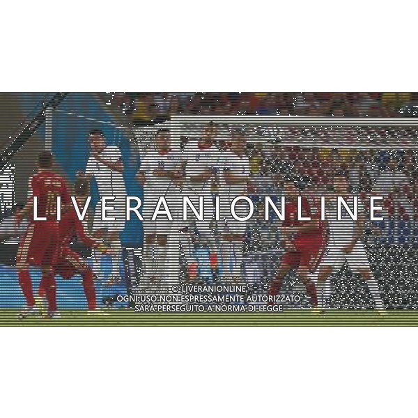 (140618) -- RIO DE JANEIRO, June 18, 2014 () -- Chile\'s players defend against a Spain\'s free kick during a Group B match between Spain and Chile of 2014 FIFA World Cup at the Estadio do Maracana Stadium in Rio de Janeiro, Brazil, June 18, 2014. Chile won 2-0 over Spain on Wednesday.(/Wang Lili)(pcy) ©photoshot/Agenzia Aldo Liverani sas - ITALY ONLY - EDITORIAL USE ONLY