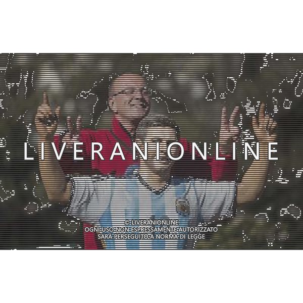 (140619) -- BUENOS AIRES, June 19, 2014 () -- A man poses with the sculpture of Lionel Messi (back), of Argentina\'s national soccer team, in the Intendant Alvear Square in Buenos Aires, capital of Argentina, on June 19, 2014. The sculptures of former Argentinean players Diego Maradona, Gabriel Batistuta and current player Lionel Messi, of Argentina\'s national soccer team, created by Argentine artist Fernando Pugliese, are exhibited in the sidelines of the 2014 FIFA World Cup Brazil. (/Martin Zabala) (rh) ©photoshot/Agenzia Aldo Liverani sas - ITALY ONLY - EDITORIAL USE ONLY - La scultura dei giocatori argentini Diego Maradona, Gabriel Batistuta e Lionel Messi della squadra nazionale di calcio argentina, realizzata dall\'artista argentino Fernando Pugliese, esposti all\' Alvear piazza Intendente a Buenos Aires, Argentina, 19 GIUGNO 2014.