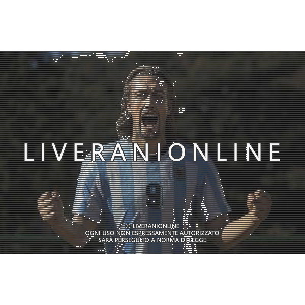 (140619) -- BUENOS AIRES, June 19, 2014 () -- The sculpture of former Argentinean player Gabriel Batistuta is shown in the Intendant Alvear Square in Buenos Aires, capital of Argentina, on June 19, 2014. The sculptures of former Argentinean players Diego Maradona, Gabriel Batistuta and current player Lionel Messi, of Argentina\'s national soccer team, created by Argentine artist Fernando Pugliese, are exhibited in the sidelines of the 2014 FIFA World Cup Brazil. (/Martin Zabala) (rh) ©photoshot/Agenzia Aldo Liverani sas - ITALY ONLY - EDITORIAL USE ONLY - La scultura dei giocatori argentini Diego Maradona, Gabriel Batistuta e Lionel Messi della squadra nazionale di calcio argentina, realizzata dall\'artista argentino Fernando Pugliese, esposti all\' Alvear piazza Intendente a Buenos Aires, Argentina, 19 GIUGNO 2014.