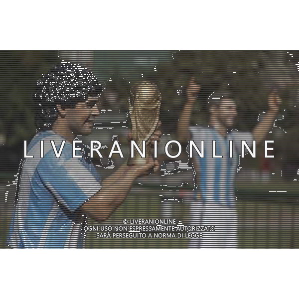 (140619) -- BUENOS AIRES, June 19, 2014 () -- The sculpture of former Argentinean player Diego Maradona is shown in the Intendant Alvear Square in Buenos Aires, capital of Argentina, on June 19, 2014. The sculptures of former Argentinean players Diego Maradona, Gabriel Batistuta and current player Lionel Messi, of Argentina\'s national soccer team, created by Argentine artist Fernando Pugliese, are exhibited in the sidelines of the 2014 FIFA World Cup Brazil. (/Martin Zabala) (rh) ©photoshot/Agenzia Aldo Liverani sas - ITALY ONLY - EDITORIAL USE ONLY - La scultura dei giocatori argentini Diego Maradona, Gabriel Batistuta e Lionel Messi della squadra nazionale di calcio argentina, realizzata dall\'artista argentino Fernando Pugliese, esposti all\' Alvear piazza Intendente a Buenos Aires, Argentina, 19 GIUGNO 2014.