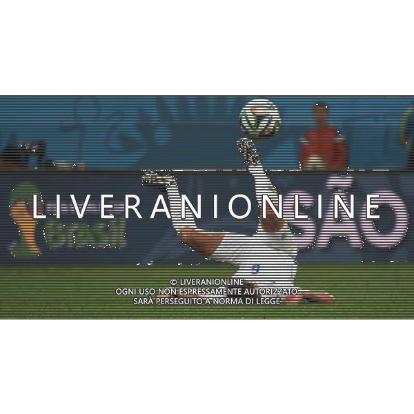 (140619) -- SAO PAULO, June 19, 2014 () -- England\'s Phil Jagielka falls down during a Group D match between Uruguay and England of 2014 FIFA World Cup at the Arena de Sao Paulo Stadium in Sao Paulo, Brazil, June 19, 2014.Uruguay won 2-1 over England on Thursday.(/Li Ga)(pcy) ©photoshot/Agenzia Aldo Liverani sas - ITALY ONLY - EDITORIAL USE ONLY - URUGUAY vs Inghilterra partita del Gruppo D Coppa del mondo FIFA 2014 allo Stadio Arena di Sao Paulo, in Brasile, il 19 giugno 2014.Uruguay ha vinto 2-1