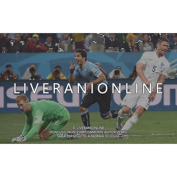 (140619) -- SAO PAULO, June 19, 2014 () -- Uruguay\'s Luis Suarez (C) celebrates for his goal during a Group D match between Uruguay and England of 2014 FIFA World Cup at the Arena de Sao Paulo Stadium in Sao Paulo, Brazil, June 19, 2014.Uruguay won 2-1 over England on Thursday.(/Li Ga)(pcy) ©photoshot/Agenzia Aldo Liverani sas - ITALY ONLY - EDITORIAL USE ONLY - URUGUAY vs Inghilterra partita del Gruppo D Coppa del mondo FIFA 2014 allo Stadio Arena di Sao Paulo, in Brasile, il 19 giugno 2014.Uruguay ha vinto 2-1