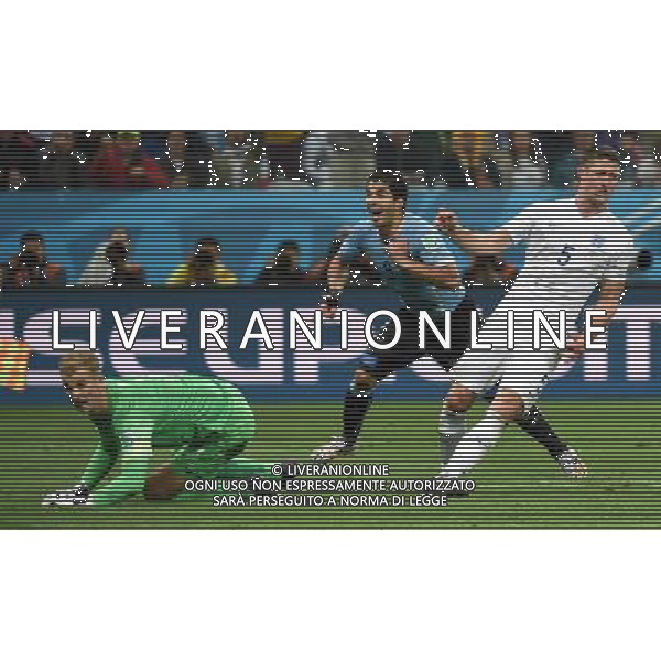 (140619) -- SAO PAULO, June 19, 2014 () -- Uruguay\'s Luis Suarez (C) celebrates for his goal during a Group D match between Uruguay and England of 2014 FIFA World Cup at the Arena de Sao Paulo Stadium in Sao Paulo, Brazil, June 19, 2014.Uruguay won 2-1 over England on Thursday.(/Li Ga)(pcy) ©photoshot/Agenzia Aldo Liverani sas - ITALY ONLY - EDITORIAL USE ONLY - URUGUAY vs Inghilterra partita del Gruppo D Coppa del mondo FIFA 2014 allo Stadio Arena di Sao Paulo, in Brasile, il 19 giugno 2014.Uruguay ha vinto 2-1