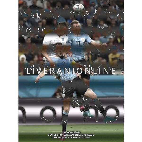 (140619) -- SAO PAULO, June 19, 2014 () -- England\'s Rickie Lambert (C) competes for a header with Uruguay\'s Diego Godin (L) and Cristian Stuani during a Group D match between Uruguay and England of 2014 FIFA World Cup at the Arena de Sao Paulo Stadium in Sao Paulo, Brazil, June 19, 2014.Uruguay won 2-1 over England on Thursday.(/Li Ga)(pcy) ©photoshot/Agenzia Aldo Liverani sas - ITALY ONLY - EDITORIAL USE ONLY - URUGUAY vs Inghilterra partita del Gruppo D Coppa del mondo FIFA 2014 allo Stadio Arena di Sao Paulo, in Brasile, il 19 giugno 2014.Uruguay ha vinto 2-1