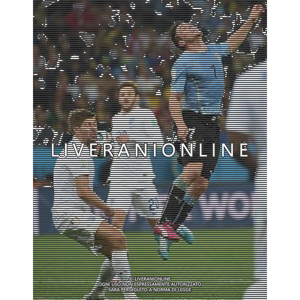 (140619) -- SAO PAULO, June 19, 2014 () -- England\'s Steven Gerrard (L) competes with Uruguay\'s Cristian Rodriguez during a Group D match between Uruguay and England of 2014 FIFA World Cup at the Arena de Sao Paulo Stadium in Sao Paulo, Brazil, June 19, 2014.Uruguay won 2-1 over England on Thursday. (/Li Ga)(pcy) ©photoshot/Agenzia Aldo Liverani sas - ITALY ONLY - EDITORIAL USE ONLY - URUGUAY vs Inghilterra partita del Gruppo D Coppa del mondo FIFA 2014 allo Stadio Arena di Sao Paulo, in Brasile, il 19 giugno 2014.Uruguay ha vinto 2-1