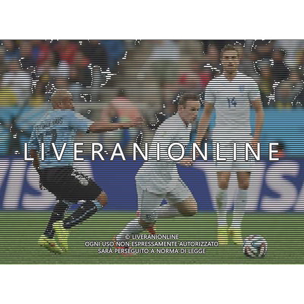 (140619) -- SAO PAULO, June 19, 2014 () -- England\'s Wayne Rooney (C) breaks through during a Group D match between Uruguay and England of 2014 FIFA World Cup at the Arena de Sao Paulo Stadium in Sao Paulo, Brazil, June 19, 2014.Uruguay won 2-1 over England on Thursday.(/Li Ga)(pcy) ©photoshot/Agenzia Aldo Liverani sas - ITALY ONLY - EDITORIAL USE ONLY - URUGUAY vs Inghilterra partita del Gruppo D Coppa del mondo FIFA 2014 allo Stadio Arena di Sao Paulo, in Brasile, il 19 giugno 2014.Uruguay ha vinto 2-1