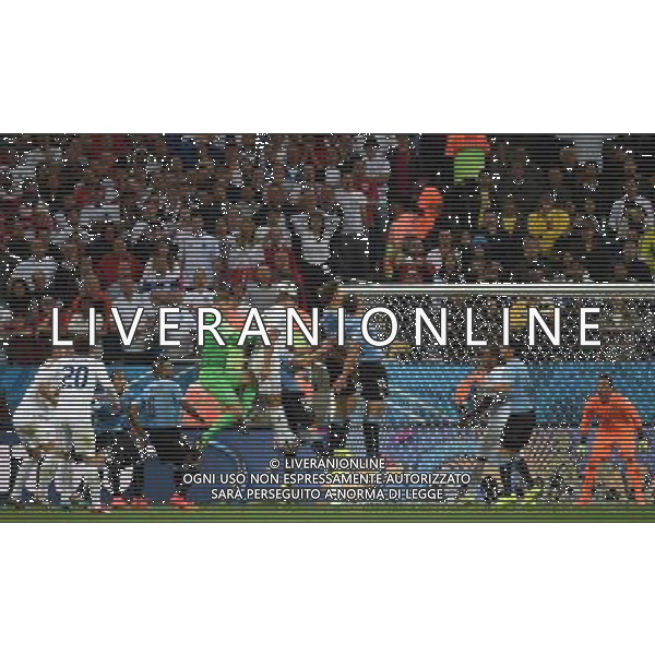 (140619) -- SAO PAULO, June 19, 2014 () -- Players compete for a header during a Group D match between Uruguay and England of 2014 FIFA World Cup at the Arena de Sao Paulo Stadium in Sao Paulo, Brazil, June 19, 2014.Uruguay won 2-1 over England on Thursday.(/Li Ga)(pcy) ©photoshot/Agenzia Aldo Liverani sas - ITALY ONLY - EDITORIAL USE ONLY - URUGUAY vs Inghilterra partita del Gruppo D Coppa del mondo FIFA 2014 allo Stadio Arena di Sao Paulo, in Brasile, il 19 giugno 2014.Uruguay ha vinto 2-1