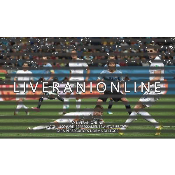 (140619) -- SAO PAULO, June 19, 2014 () -- Players react during a Group D match between Uruguay and England of 2014 FIFA World Cup at the Arena de Sao Paulo Stadium in Sao Paulo, Brazil, June 19, 2014.Uruguay won 2-1 over England on Thursday.(/Li Ga)(pcy) ©photoshot/Agenzia Aldo Liverani sas - ITALY ONLY - EDITORIAL USE ONLY - URUGUAY vs Inghilterra partita del Gruppo D Coppa del mondo FIFA 2014 allo Stadio Arena di Sao Paulo, in Brasile, il 19 giugno 2014.Uruguay ha vinto 2-1