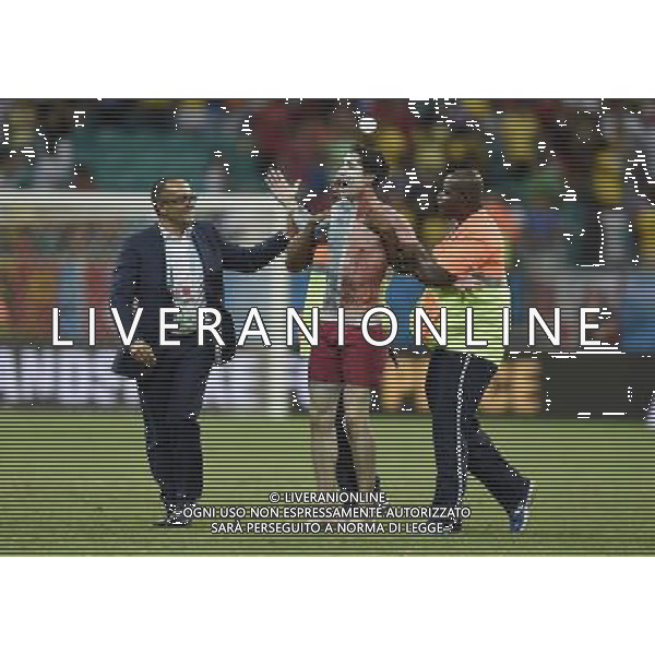 (140620) -- SALVADOR, June 20, 2014 () -- A France\'s fan is forced to leave the field during a Group E match between Switzerland and France of 2014 FIFA World Cup at the Arena Fonte Nova Stadium in Salvador, Brazil, on June 20, 2014.(/Yang Lei)(rh) AG ALDO LIVERANI SAS ONLY ITALY