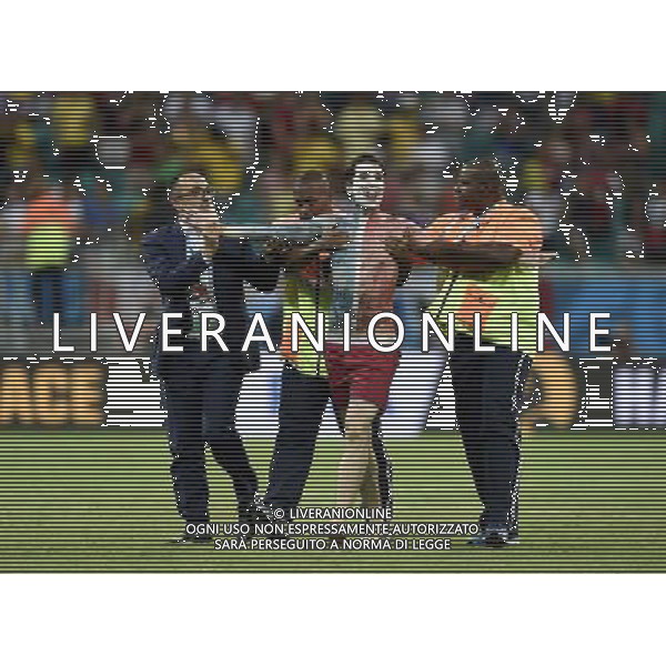 (140620) -- SALVADOR, June 20, 2014 () -- A France\'s fan is forced to leave the field during a Group E match between Switzerland and France of 2014 FIFA World Cup at the Arena Fonte Nova Stadium in Salvador, Brazil, on June 20, 2014.(/Yang Lei)(rh) AG ALDO LIVERANI SAS ONLY ITALY