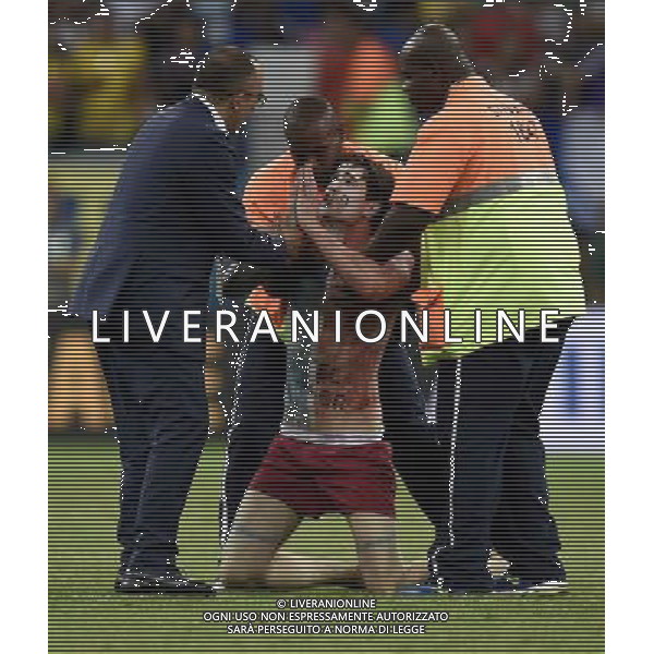 (140620) -- SALVADOR, June 20, 2014 () -- A France\'s fan is forced to leave the field during a Group E match between Switzerland and France of 2014 FIFA World Cup at the Arena Fonte Nova Stadium in Salvador, Brazil, on June 20, 2014.(/Yang Lei)(rh) AG ALDO LIVERANI SAS ONLY ITALY