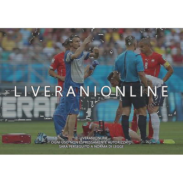 (140620) -- SALVADOR, June 20, 2014 () -- Switzerland\'s Steve von Bergen (bottom) lies down as he gets injured during a Group E match between Switzerland and France of 2014 FIFA World Cup at the Arena Fonte Nova Stadium in Salvador, Brazil, on June 20, 2014.(/Cao Can)(pcy) AG ALDO LIVERANI SAS ONLY ITALY