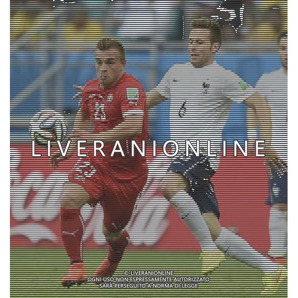(140620) -- SALVADOR, June 20, 2014 () -- Switzerland\'s Xherdan Shaqiri (L) vies with France\'s Yohan Cabaye during a Group E match between Switzerland and France of 2014 FIFA World Cup at the Arena Fonte Nova Stadium in Salvador, Brazil, on June 20, 2014.(/Yang Lei)(rh) AG ALDO LIVERANI SAS ONLY ITALY