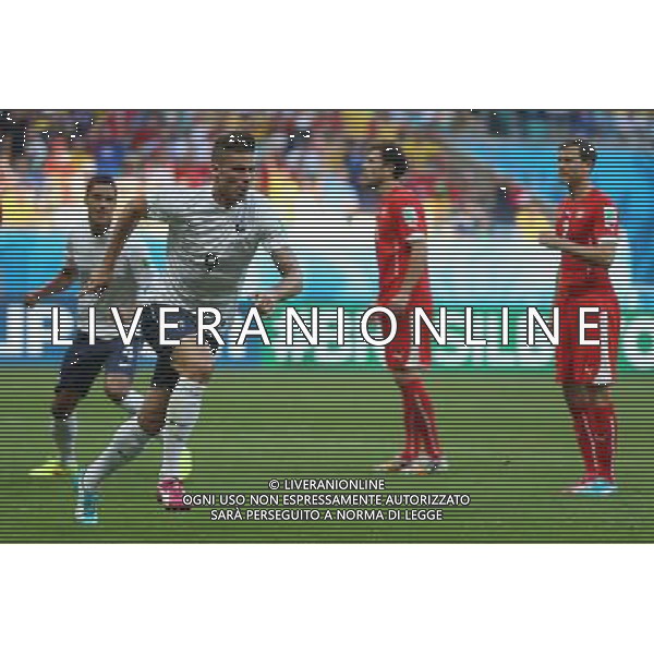 (140620) -- SALVADOR, June 20, 2014 () -- France\'s Olivier Giroud (front) celebrates for his goal during a Group E match between Switzerland and France of 2014 FIFA World Cup at the Arena Fonte Nova Stadium in Salvador, Brazil, on June 20, 2014.(/Cao Can)(pcy) AG ALDO LIVERANI SAS ONLY ITALY