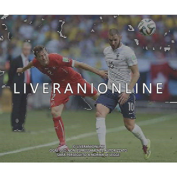 (140620) -- SALVADOR, June 20, 2014 () -- Switzerland\'s Stephan Lichtsteiner (L) vies with France\'s Karim Benzema during a Group E match between Switzerland and France of 2014 FIFA World Cup at the Arena Fonte Nova Stadium in Salvador, Brazil, on June 20, 2014.(/Yang Lei)(rh) AG ALDO LIVERANI SAS ONLY ITALY