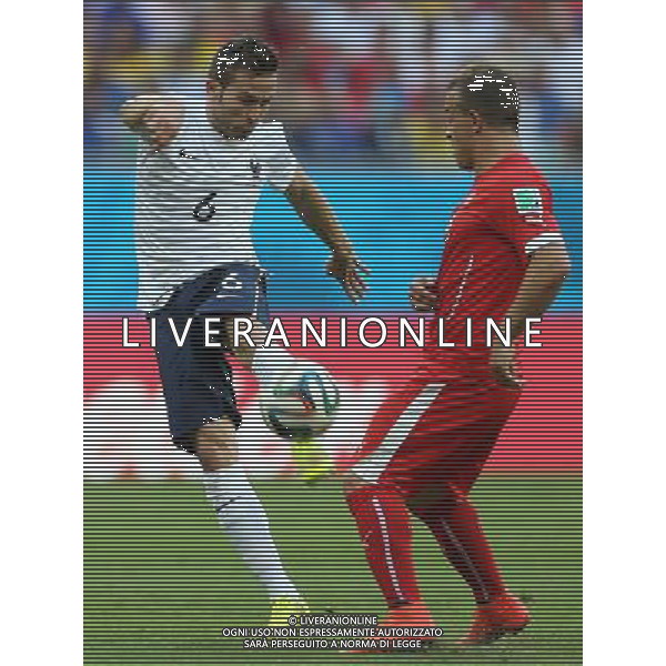 (140620) -- SALVADOR, June 20, 2014 () -- Switzerland\'s Reto Ziegler (R) vies with France\'s Yohan Cabaye during a Group E match between Switzerland and France of 2014 FIFA World Cup at the Arena Fonte Nova Stadium in Salvador, Brazil, on June 20, 2014.(/Cao Can)(pcy) AG ALDO LIVERANI SAS ONLY ITALY