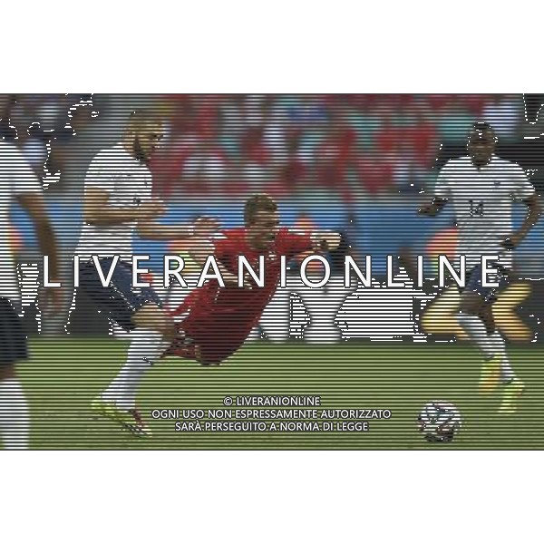 (140620) -- SALVADOR, June 20, 2014 () -- Switzerland\'s Xherdan Shaqiri (R) vies with France\'s Karim Benzema during a Group E match between Switzerland and France of 2014 FIFA World Cup at the Arena Fonte Nova Stadium in Salvador, Brazil, on June 20, 2014.(/Yang Lei)(rh) AG ALDO LIVERANI SAS ONLY ITALY