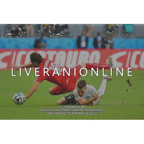 Mathieu DEBUCHY / Admir MEHMEDI - 20.06.2014 - Suisse / France - Coupe du Monde 2014 - Photo : Dave Winter / Icon Sport /AGENZIA ALDO LIVERANI SAS - ITALY ONLY - Svizzera Vs Francia partita del Gruppo E Coppa del Mondo FIFA 2014 presso l\'Arena Stadio Fonte Nova di Salvador, in Brasile, il 20 giugno 2014