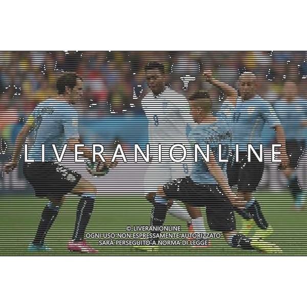 (140619) -- SAO PAULO, June 19, 2014 () -- Uruguay\'s Diego Godin (L) and Jose Gimenez (R, front) defend against Daniel Sturridge during a Group D match between Uruguay and England of 2014 FIFA World Cup at the Arena de Sao Paulo Stadium in Sao Paulo, Brazil, June 19, 2014. Uruguay won 2-1 over England on Thursday. (/Li Ga)(pcy) AG ALDO LIVERANI SAS ONLY ITALY