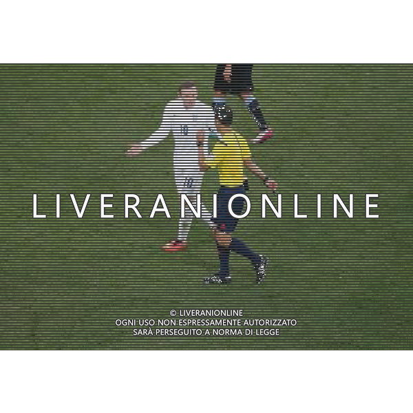 (140619) -- SAO PAULO, June 19, 2014 () -- England\'s Wayne Rooney (back) argues with Spain\'s referee Carlos Velasco Carballo during a Group D match between Uruguay and England of 2014 FIFA World Cup at the Arena de Sao Paulo Stadium in Sao Paulo, Brazil, June 19, 2014.Uruguay won 2-1 over England on Thursday.(/Liao Yujie)(pcy) AG ALDO LIVERANI SAS ONLY ITALY