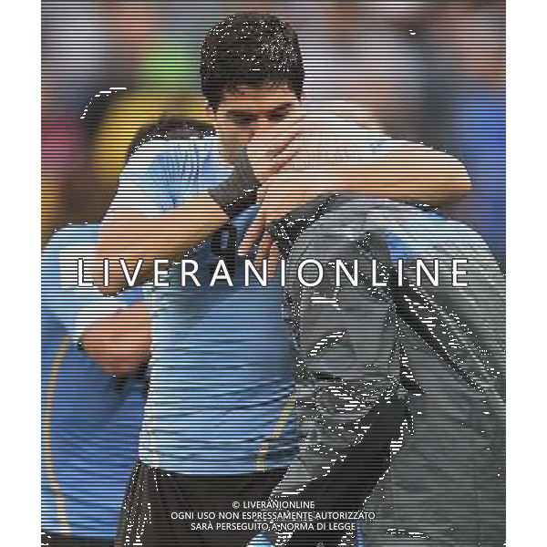(140619) -- SAO PAULO, June 19, 2014 () -- Uruguay\'s Luis Suarez (L) kisses coach Oscar Washington Tabarez during a Group D match between Uruguay and England of 2014 FIFA World Cup at the Arena de Sao Paulo Stadium in Sao Paulo, Brazil, June 19, 2014.Uruguay won 2-1 over England on Thursday.(/Li Ga)(pcy) ATTENTION! The man whom Uruguay\'s Luis Suarez embraces is Uruguay\'s team physio Walter Ferreira. AG ALDO LIVERANI SAS ONLY ITALY