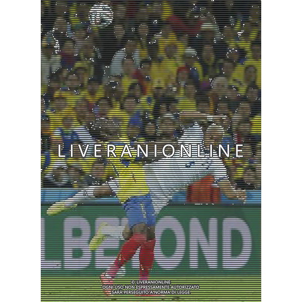 (140620) -- CURITIBA, June 20, 2014 () -- Enner Valencia (L) of Ecuador vies with Victor Bernardez of Honduras during a Group E match between Honduras and Ecuador of 2014 FIFA World Cup at the Arena da Baixada Stadium in Curitiba, Brazil, June 20, 2014. Ecuador beat Honduras 2-1. (/Zhou Lei)(zc) AG ALDO LIVERANI SAS ONLY ITALY