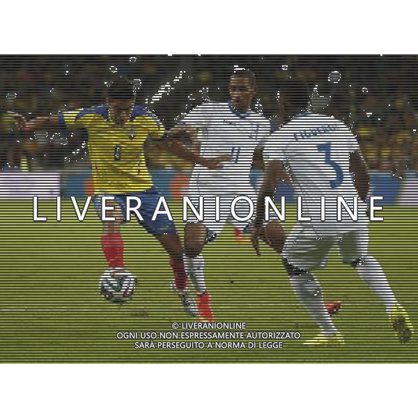 (140620) -- CURITIBA, June 20, 2014 () -- Cristian Noboa (L) of Ecuador with Jerry Bengtson of Honduras during a Group E match between Honduras and Ecuador of 2014 FIFA World Cup at the Arena da Baixada Stadium in Curitiba, Brazil, June 20, 2014. Ecuador beat Honduras 2-1. (/Liao Yujie)(zc) AG ALDO LIVERANI SAS ONLY ITALY