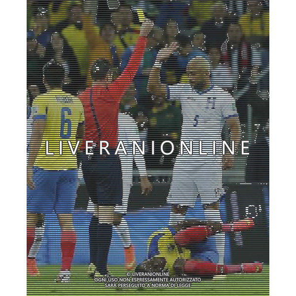 (140620) -- CURITIBA, June 20, 2014 () -- Referee Benjamin Williams of Australia gives a yellow card to Victor Bernardez (R) of Honduras during a Group E match between Honduras and Ecuador of 2014 FIFA World Cup at the Arena da Baixada Stadium in Curitiba, Brazil, June 20, 2014. Honduras lost the match 1-2. (/Zhou Lei)(zc) AG ALDO LIVERANI SAS ONLY ITALY